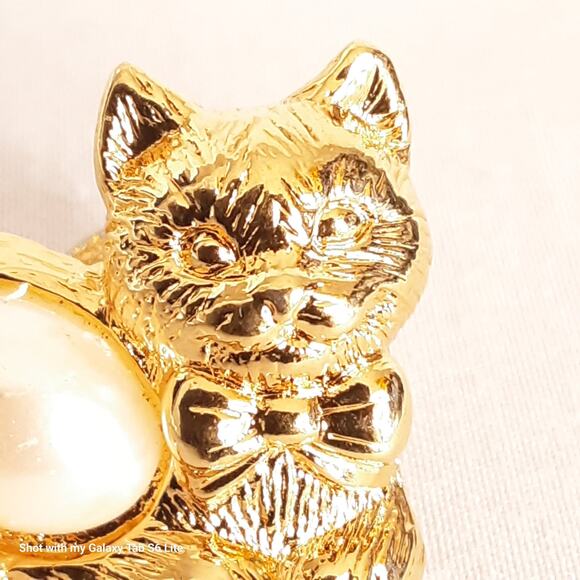 Avon Resting Cat Pin With Pearly Cabochon Belly - Picture 4 of 8